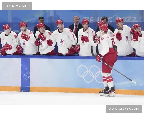 冬奥冰球赛场球迷团结举旗挺丹麦